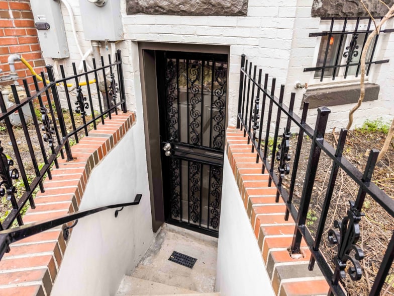 Building Photo - 27 Todd Pl NE