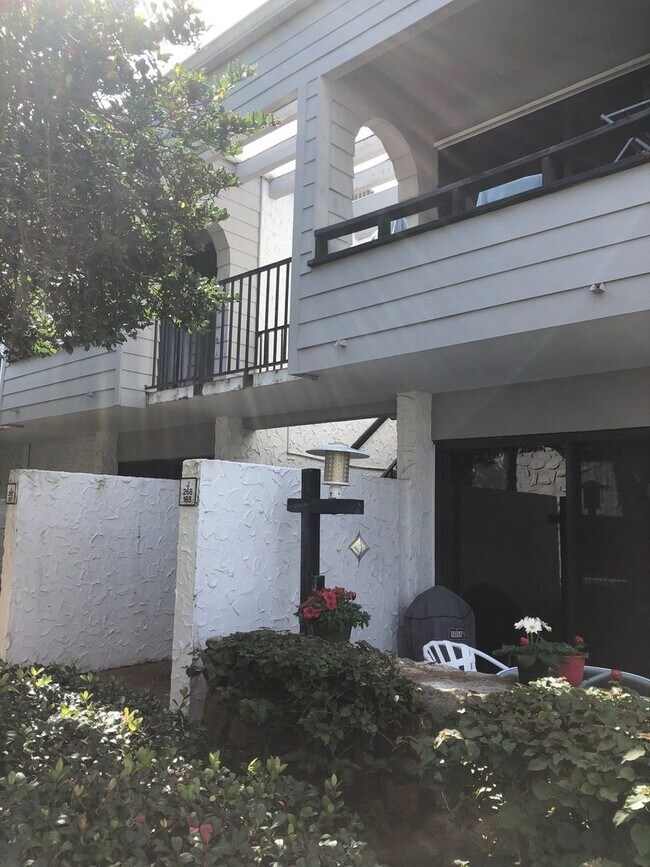 Building Photo - 1555 Tarpon Center Dr