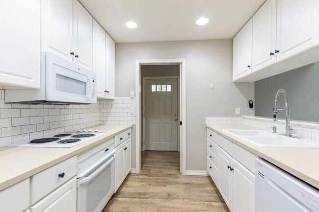 Building Photo - 9729 NW Miller Hill Dr