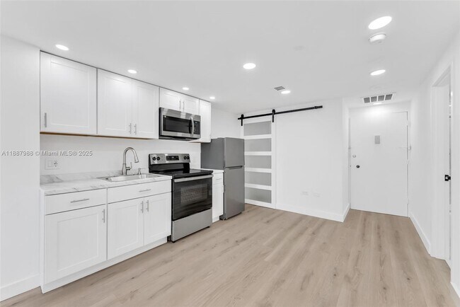 Building Photo - 801 Brickell Bay Dr