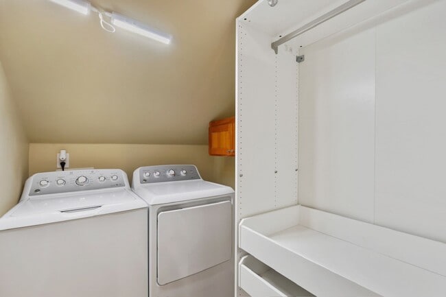 Building Photo - Classic Portland Bungalow