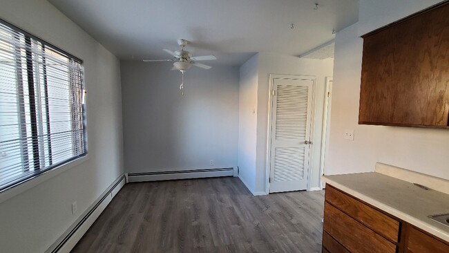 Building Photo - 1835 Mountain View Dr