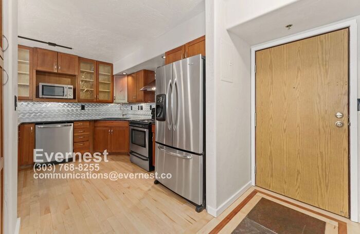 Building Photo - 601 W 11th Ave