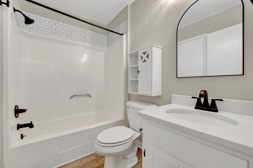 Upstairs bathroom - 4113 Arckelton Dr