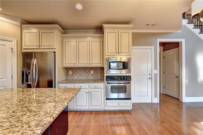 Building Photo - 5570 Viewpoint Ct