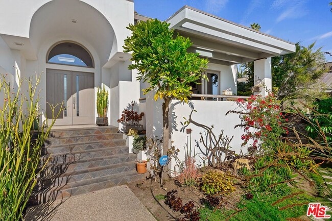 Building Photo - 1312 Shoreline Dr