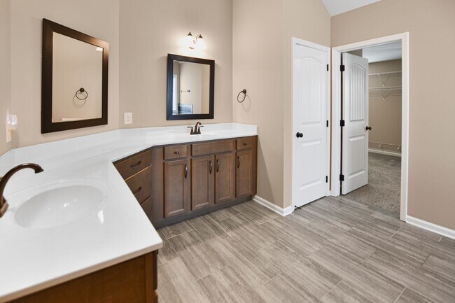Building Photo - Pet Friendly Four Bedroom!