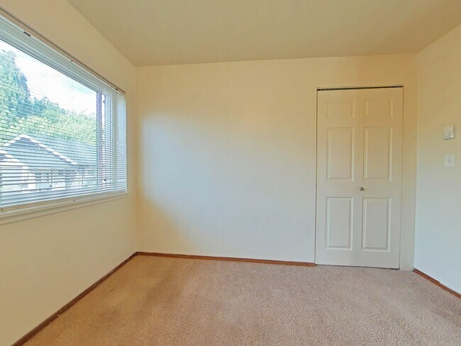 Building Photo - 2 Bedroom Apartment ~ Close to Campus ~ Ca...