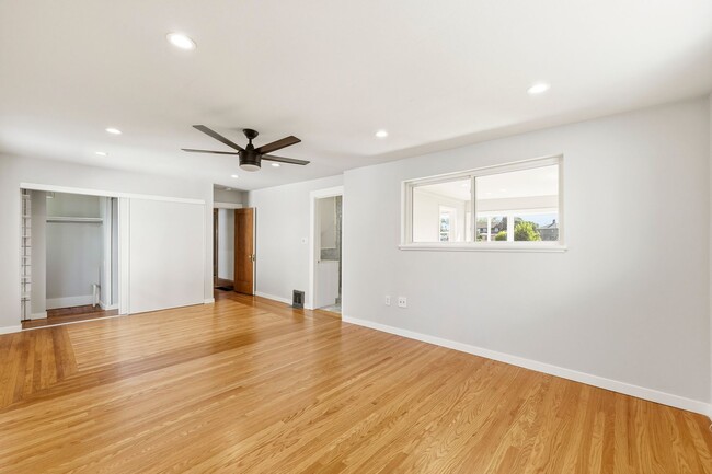 Building Photo - Classic 3bed/2bath Home Near Lake Merritt with Fresh Updates
