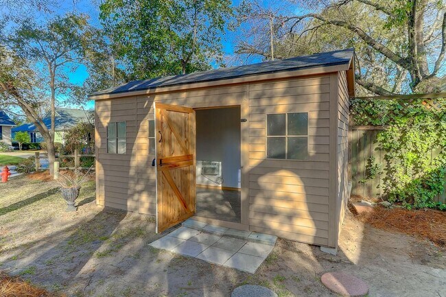Building Photo - Beautiful 3 BR/2 BA home available in the ...