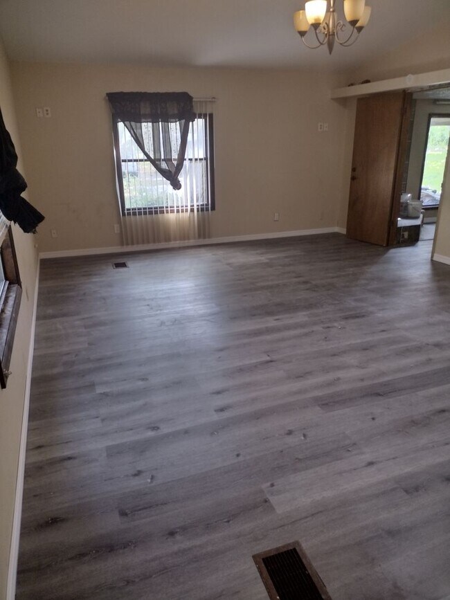 Building Photo - 3 bedroom 2 bathroom Home on 2 1/5 acres