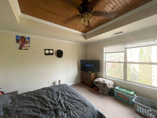 Building Photo - Cute 4 Bedroom Near Downtown for Pre-Lease