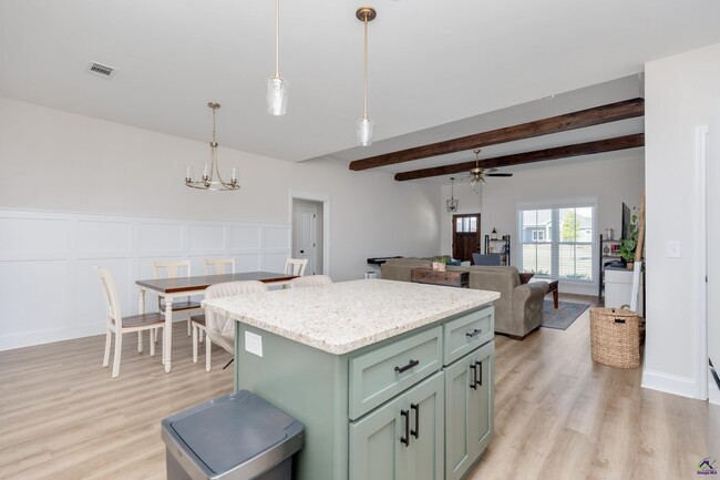Building Photo - 210 Saraland Trl