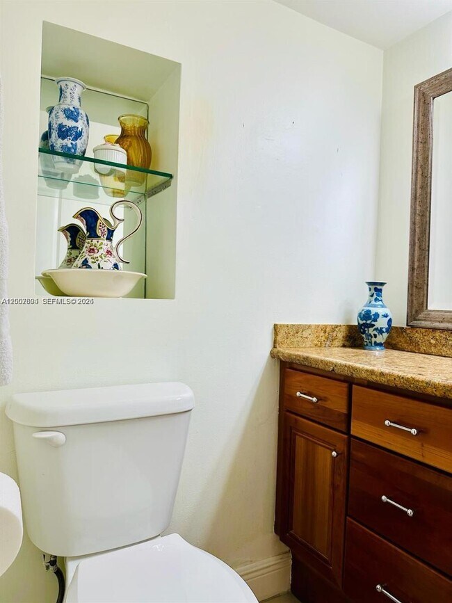 Building Photo - 2655 Collins Ave