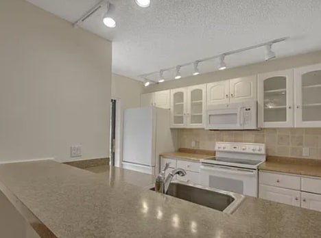 Building Photo - 1403 14th Ct