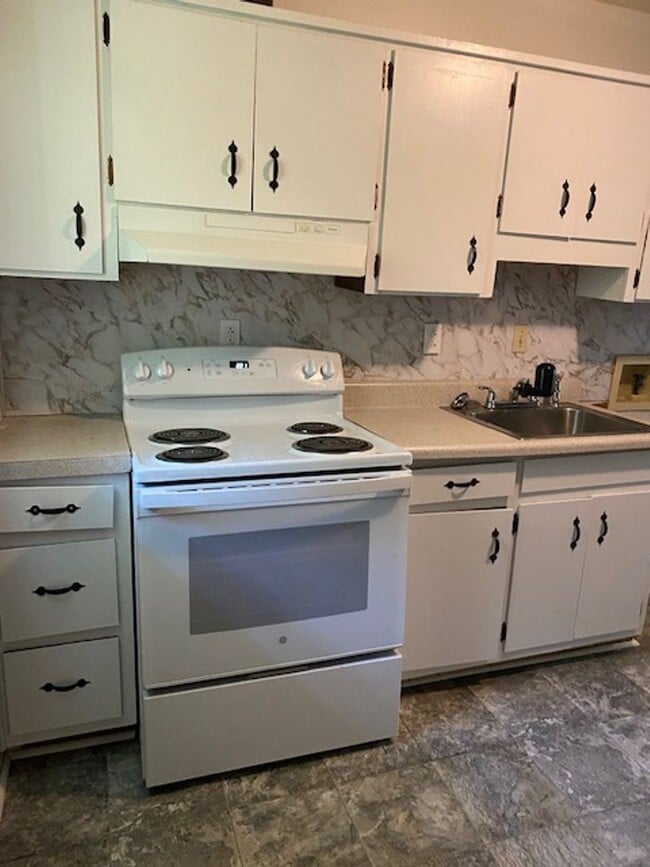 Building Photo - Newly renovated 2 bedroom, 1 bath duplex i...