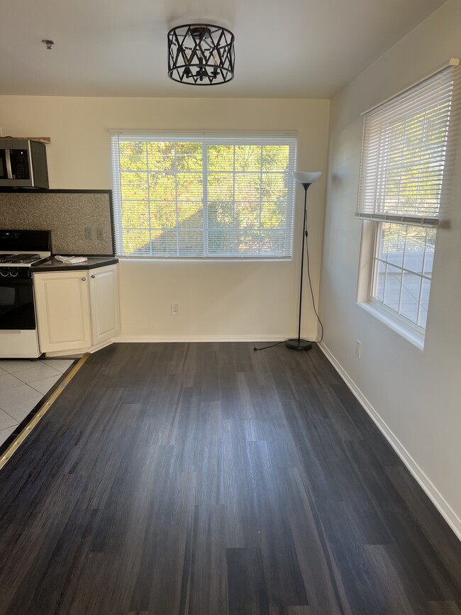 Dining area - 6500 Woodley Ave