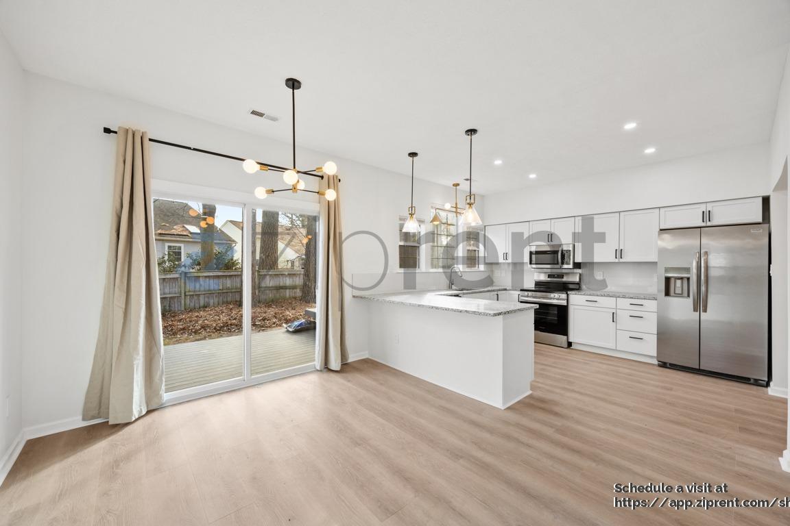 Building Photo - 952 Heathland Dr