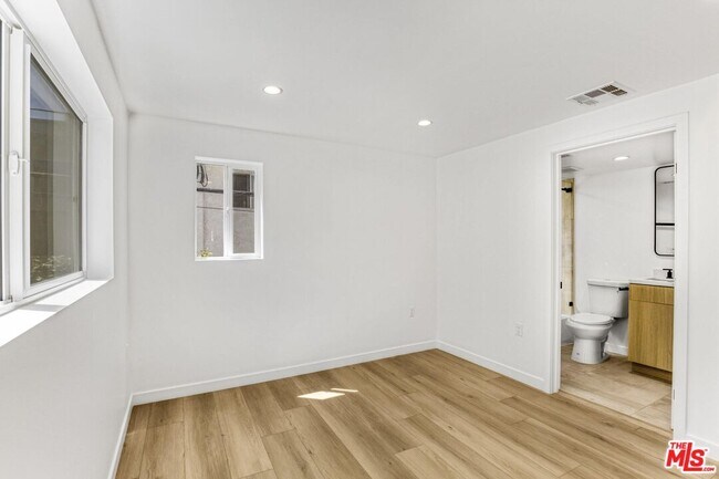 Building Photo - 10826 Hesby St