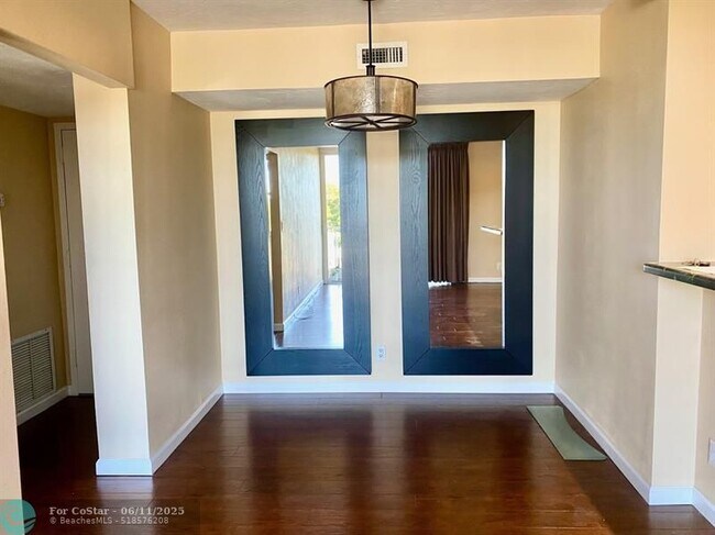 Building Photo - 1050 SE 15th St