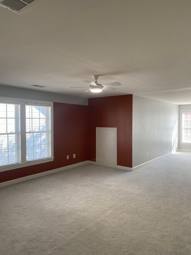 Building Photo - 3 Bedroom Townhome in Sterling, with a large complete loft on top floor