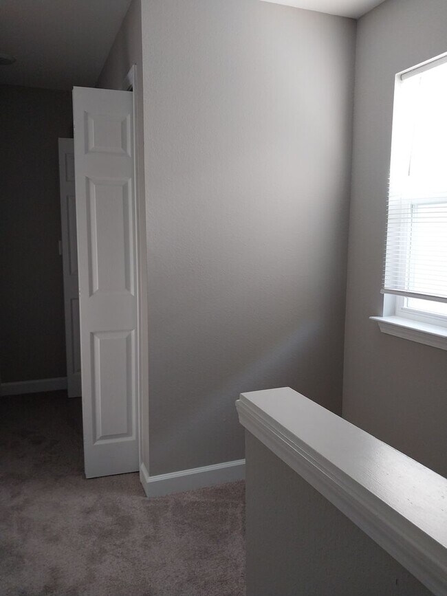 Building Photo - Gorgeous 3 Bedroom 2.5 Bath Townhome