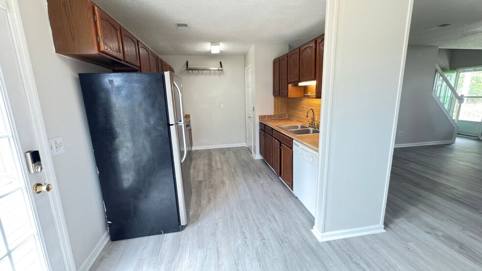 Building Photo - 210 Cuddles Ct
