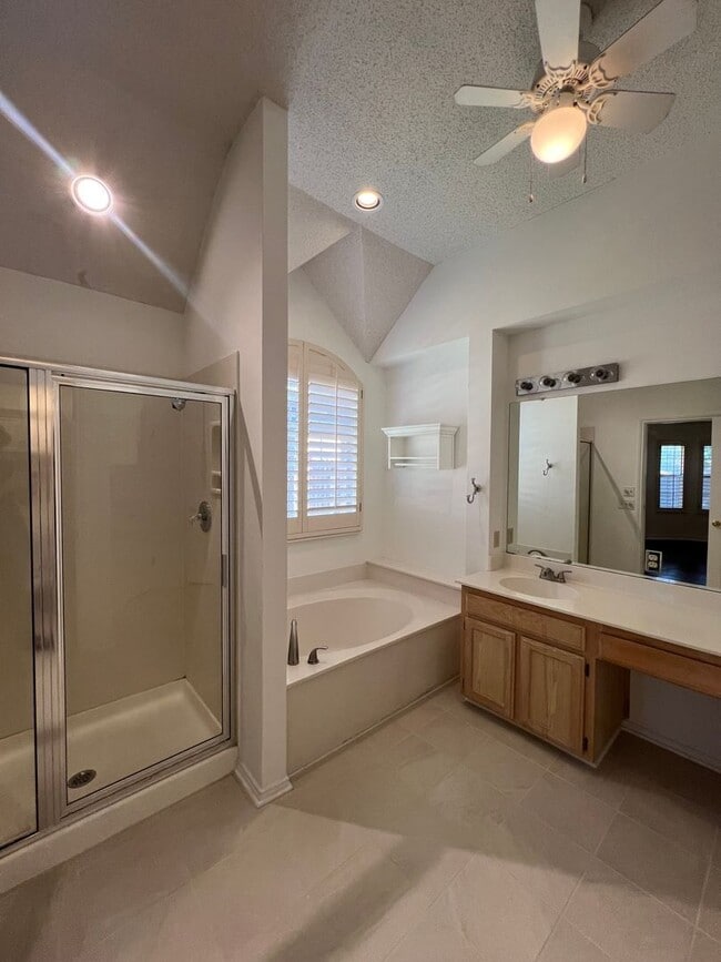 Building Photo - Spacious Canyon Creek 3 bed 2 bath Home
