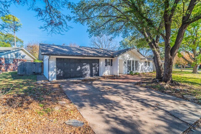 Building Photo - Newly Remodeled & Ready to Move In!