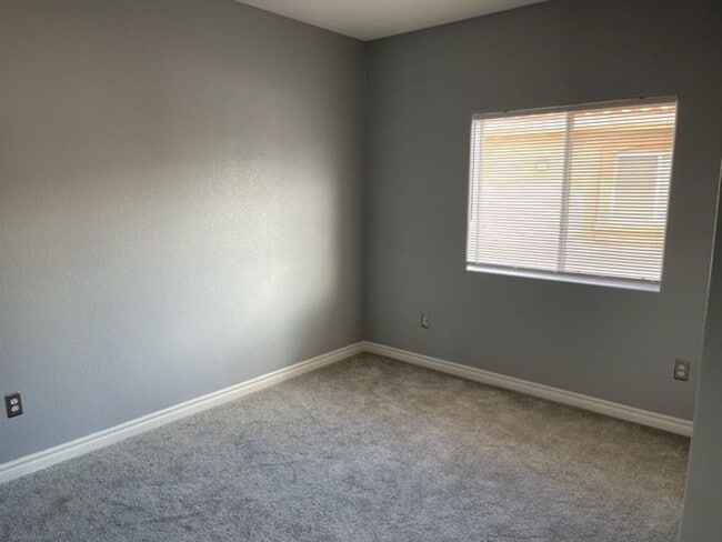 Building Photo - 2 Bedroom Condo in Silverado Ranch!