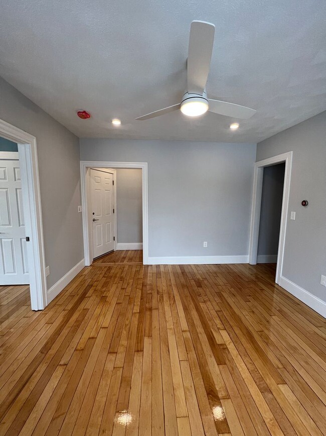 Building Photo - No Broker's Fee, No Last Month rent, Pets Friendly, Laundry on a Site