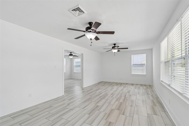 Building Photo - 8125 Bayshore Dr