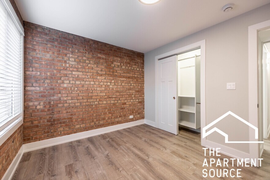 Building Photo - 1214 N La Salle Dr