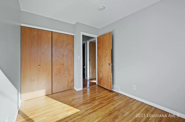 Building Photo - 3br 1ba ~ Security Deposit Free Alternativ...