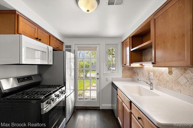 Building Photo - 1652 Graefield Rd