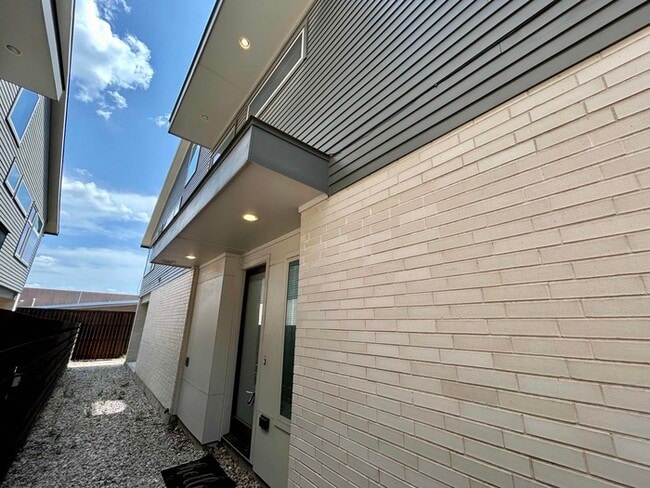 Building Photo - 2204 Lola Ct