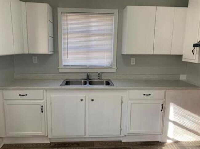 Building Photo - 352 Adams St