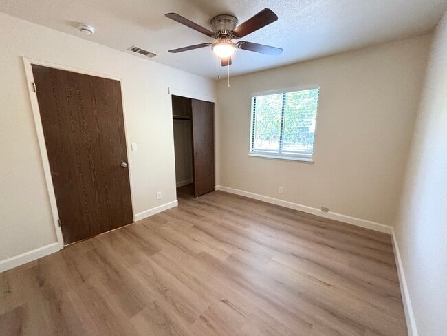 Building Photo - Remodeled Spacious 3BR/2BA Home in Prime Davis Location