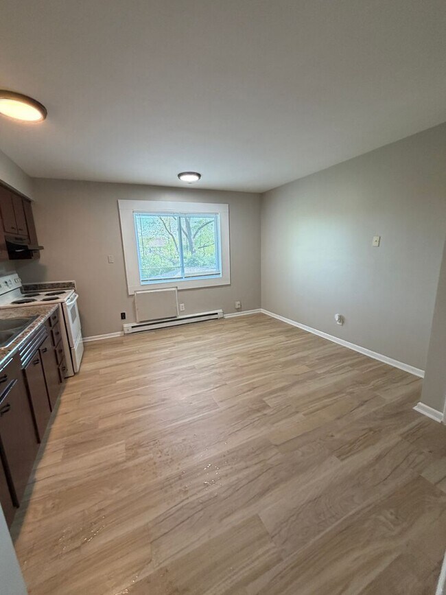 Building Photo - 6111 Laurel Hall Dr