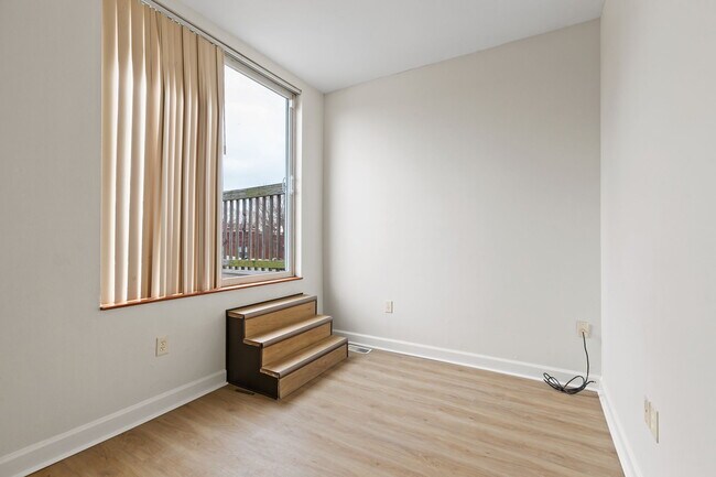 Building Photo - 2005 Lynch St