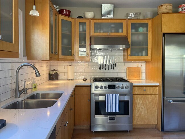 Building Photo - Immaculate and Updated Mid Century Home in...