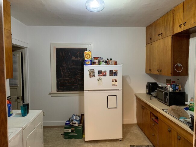 Main floor kitchen - 670 S Governor St
