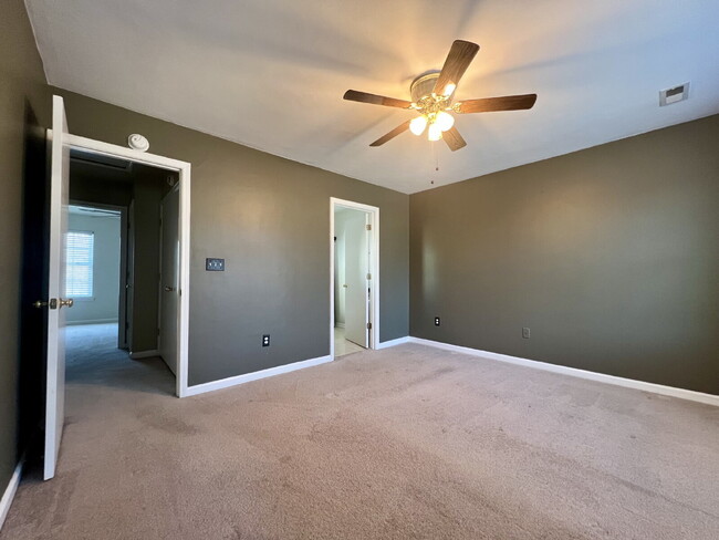 Building Photo - Spacious 2-3 Bdrm Townhouse with 2 Full an...