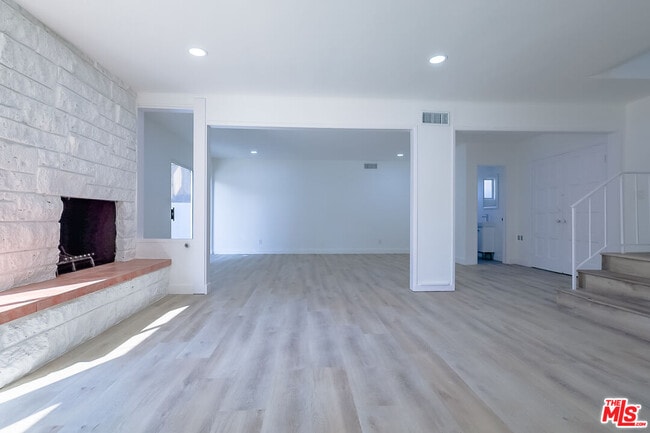 Building Photo - 823 S Detroit St