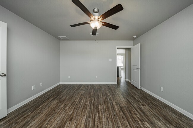 Building Photo - 525 Fallbrook Dr