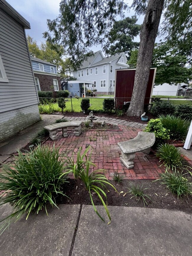 Building Photo - Charming 2-Bedroom Apartment with River Views