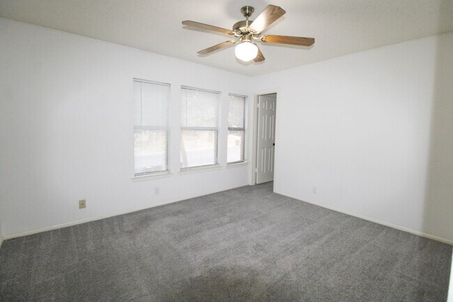 Building Photo - 14018 N Hills Village Dr