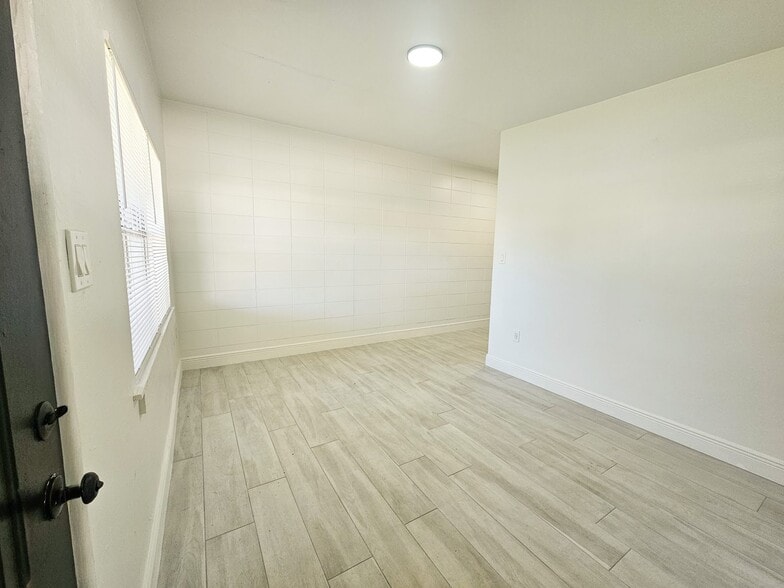 Living Room - 1105 E South St