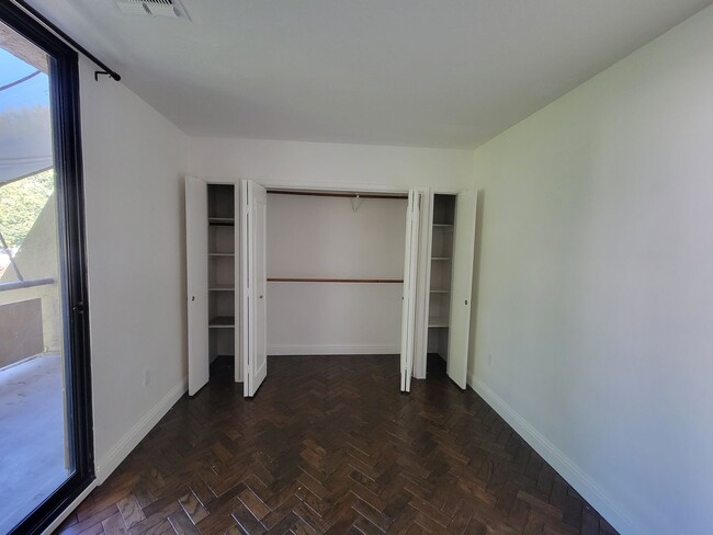 Building Photo - Stylish 2 Bed 1 Bath Midtown Apartment