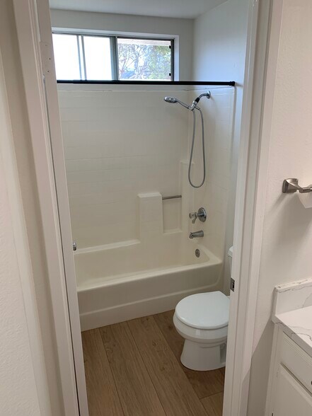Back bathroom - 2800 Plaza del Amo